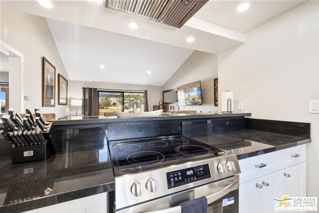 40165 Baltusrol Circle, Palm Desert CA: https://media.crmls.org/mediaz/1f3139db-d94e-4fc6-aec6-7b09c426fe27.jpg