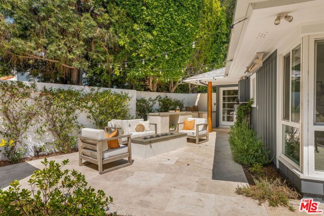 11349 Canton Drive, Studio City CA: https://media.crmls.org/mediaz/1f32ddac-f0c2-4a72-b662-50b22cb6dec7.jpg