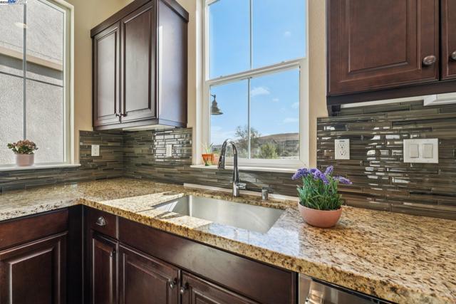 7213 Calistoga Ln, Dublin CA: https://media.crmls.org/mediaz/1f337d6f-e4a9-48c6-829f-f8ff8d8b9d34.jpg