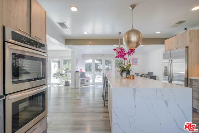 2760 E Glenoaks Boulevard, Glendale CA: https://media.crmls.org/mediaz/1f338cc4-ca0b-4f27-acc3-7e87804fed27.jpg