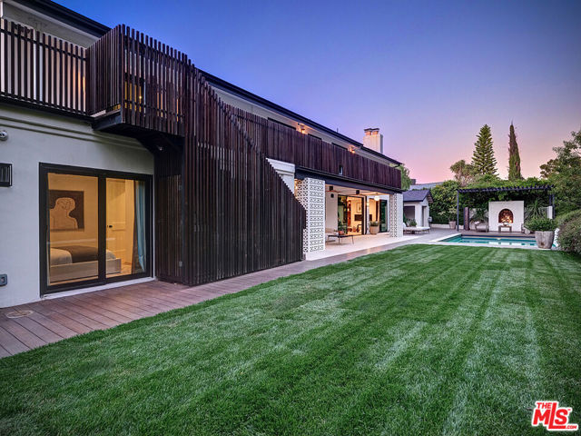 8674 Edwin Drive, Los Angeles CA: https://media.crmls.org/mediaz/1f33af0b-7df8-4e09-af45-f4fb658fc7e4.jpg