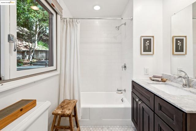 2429 Scout Rd, Oakland CA: https://media.crmls.org/mediaz/1f33bd45-3279-4145-9894-7f003e0764f6.jpg