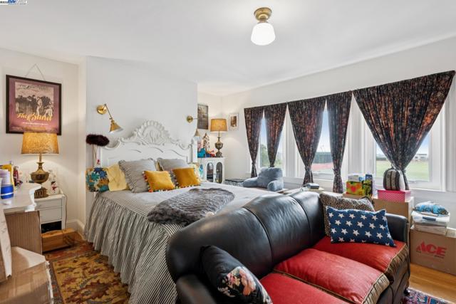 658 30Th Ave, San Francisco CA: https://media.crmls.org/mediaz/1f3418c4-6ff6-4d1d-8458-32acb494ae5d.jpg