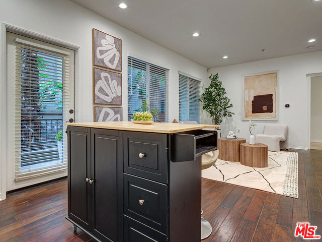 6020 S Seabluff Drive, Playa Vista CA: https://media.crmls.org/mediaz/1f341e90-0fa1-4b3c-9aa5-b21f92aa40cd.jpg