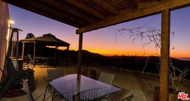 11077 Pacific View Drive, Malibu CA: https://media.crmls.org/mediaz/1f34c125-566b-490a-864b-2335210ee58f.jpg