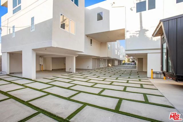 945 N Oxford Avenue, Los Angeles CA: https://media.crmls.org/mediaz/1f36028f-f9eb-47c9-8d78-f810e77990b1.jpg