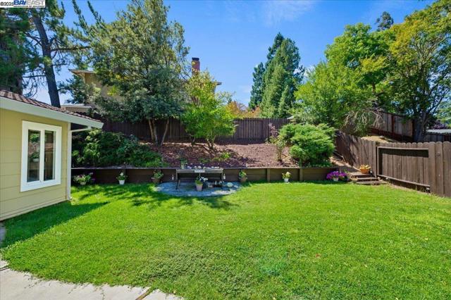 7606 Desertwood Ln, Pleasanton CA: https://media.crmls.org/mediaz/1f3649cf-b004-4b05-b2cb-ccd6e424e1f0.jpg