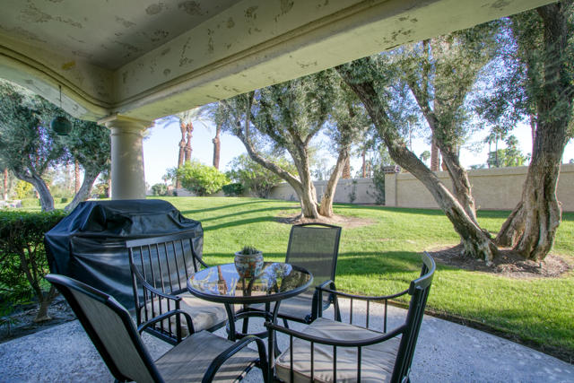 115 Desert Falls Dr. East E Drive, Palm Desert CA: https://media.crmls.org/mediaz/1f3677eb-4274-4202-8283-721e6fe97d26.jpg