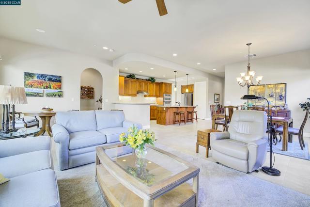 1648 Chianti Ln, Brentwood CA: https://media.crmls.org/mediaz/1f367f5d-52db-44ea-bb88-0bc86d07180f.jpg