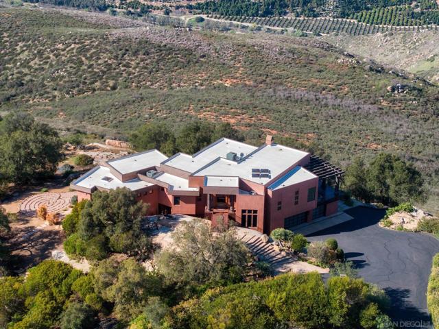 19210 Highland Hills Dr, Ramona CA: https://media.crmls.org/mediaz/1f3742cf-86d3-42a7-952b-9a4285208a06.jpg