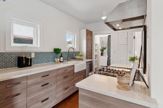951 Madison St, Albany CA: https://media.crmls.org/mediaz/1f376ef0-f4f0-4dc9-b5e5-c2283f852bc7.jpg