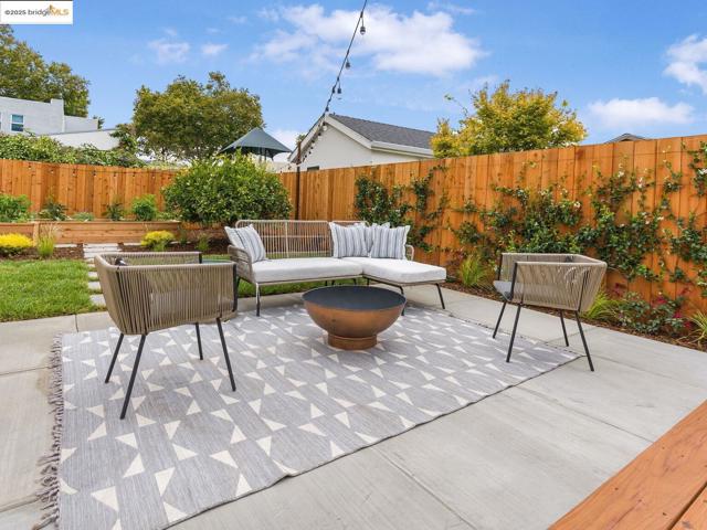 1415 10Th St, Berkeley CA: https://media.crmls.org/mediaz/1f37b9a8-76a1-48e1-8cd0-03f276203e6f.jpg