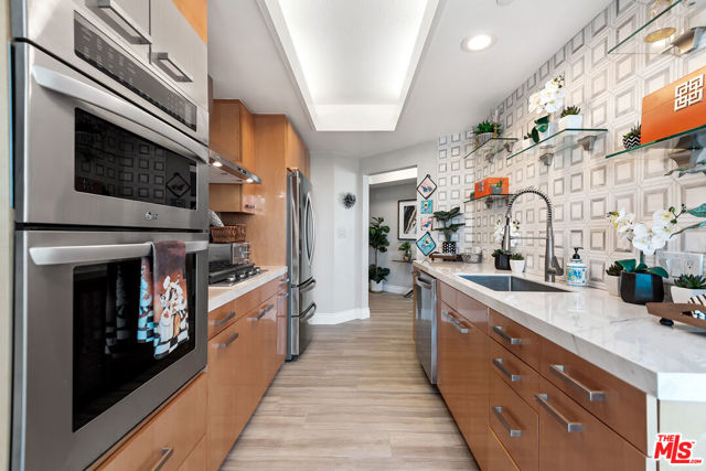 13600 Marina Pointe Drive, Marina del Rey CA: https://media.crmls.org/mediaz/1f3887a8-ac2f-4120-a57e-be3c1d9b7251.jpg