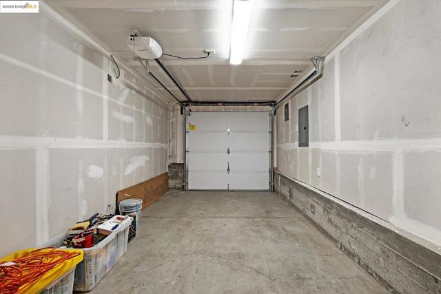 861 20Th St, Oakland CA: https://media.crmls.org/mediaz/1f38bc91-7096-47d9-a4a8-85dd6995f021.jpg