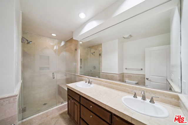 133 N Swall Drive, Beverly Hills CA: https://media.crmls.org/mediaz/1f38f899-3ec5-48f3-861a-7d5dd1d5c8d8.jpg