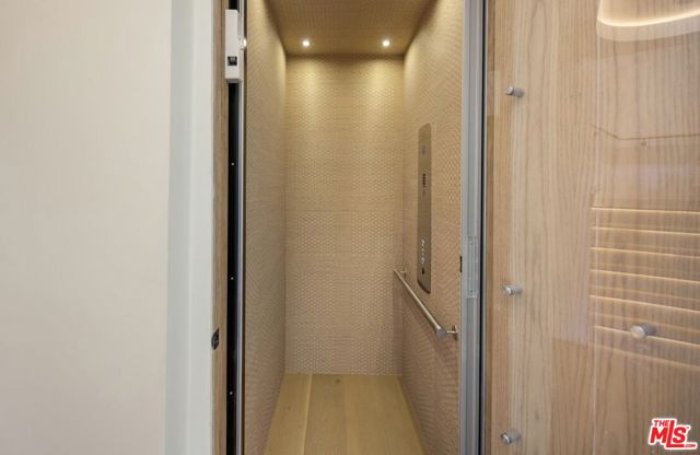 1525 Marlay Drive, Los Angeles CA: https://media.crmls.org/mediaz/1f3917fb-dba6-4695-86a1-2a2819e2495f.jpg