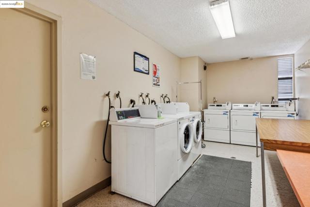 85 Vernon St, Oakland CA: https://media.crmls.org/mediaz/1f3ad97d-69de-4c26-82cd-b5f44b374001.jpg
