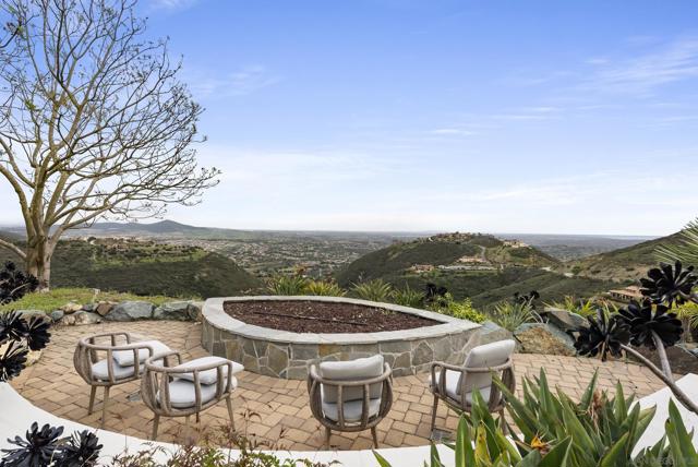 18233 Via Ambiente, Rancho Santa Fe CA: https://media.crmls.org/mediaz/1f3be360-4e4a-4a0a-a0d7-5045277e4aed.jpg