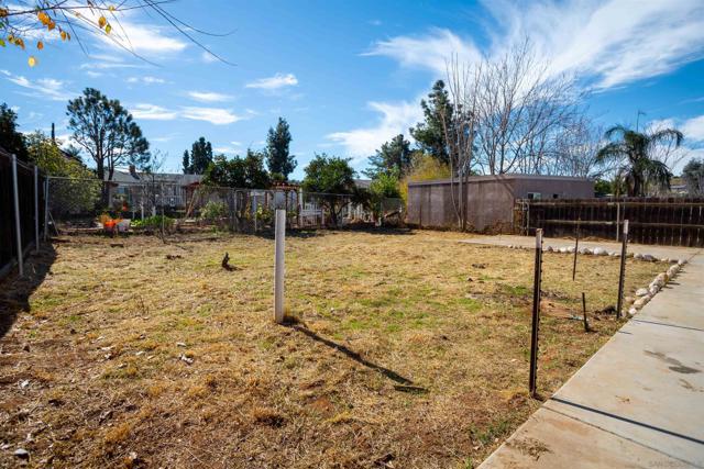 12643 Castle Court Dr, Lakeside CA: https://media.crmls.org/mediaz/1f3fa6c7-523f-4d43-9f1d-242808df0f79.jpg