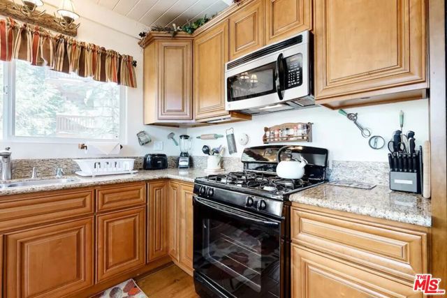 888 Grass Valley Road, Lake Arrowhead, CA 92352