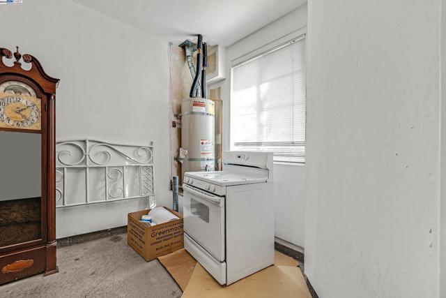 710 City Walk Pl, Hayward CA: https://media.crmls.org/mediaz/1f401a14-cfe2-4dbf-b71d-597d52241939.jpg