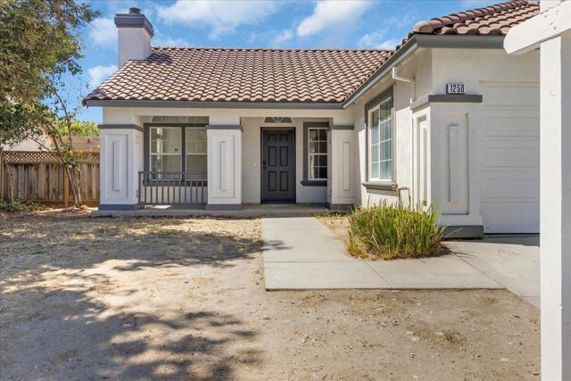 1250 Greenleaf Loop, Greenfield CA: https://media.crmls.org/mediaz/1f410df8-a6f4-42e2-ad5c-2c83a6574971.jpg
