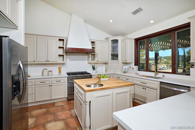 38408 Mesa Rd, Temecula CA: https://media.crmls.org/mediaz/1f411d67-2209-4d66-9aaa-fbf387eedcd1.jpg