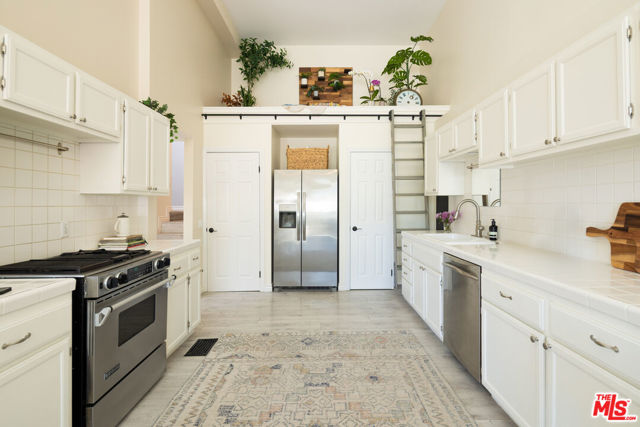 28333 Foothill Drive, Agoura Hills CA: https://media.crmls.org/mediaz/1f431e09-dedc-4a41-9c6d-304447e34f70.jpg