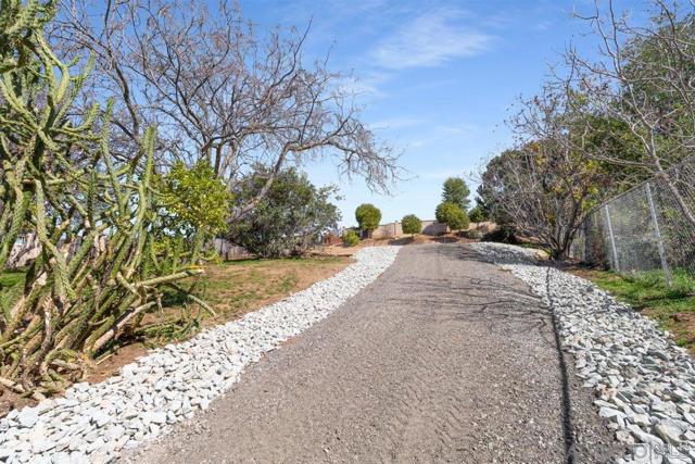 1756 Alhudson Dr, Escondido CA: https://media.crmls.org/mediaz/1f4413ef-5fed-465a-8de4-2c245ccae2b2.jpg