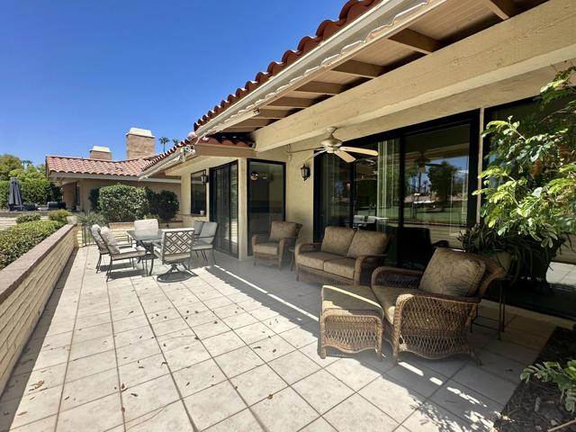 239 Santa Barbara Circle, Palm Desert CA: https://media.crmls.org/mediaz/1f463286-1da2-4c23-bf58-efd32e8d12ac.jpg