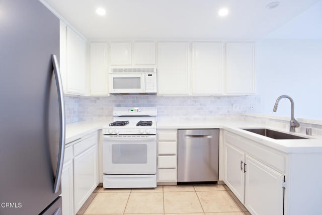 Detail Gallery Image 5 of 26 For 3221 Harbor Bld, Oxnard,  CA 93035 - 3 Beds | 2/1 Baths