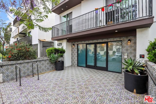 429 N Hayworth Avenue, Los Angeles CA: https://media.crmls.org/mediaz/1f47aecd-c22e-4a1b-8757-aa0c779cbe71.jpg