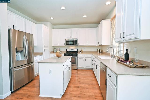 663 Greylyn Dr, San Ramon CA: https://media.crmls.org/mediaz/1f495c0b-66aa-4112-bdf6-c8518341994c.jpg