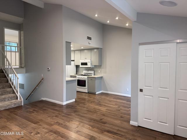 1373 Ramona Drive, Newbury Park CA: https://media.crmls.org/mediaz/1f49ff7d-2fd1-4f4b-a970-80025e7b8e48.jpg