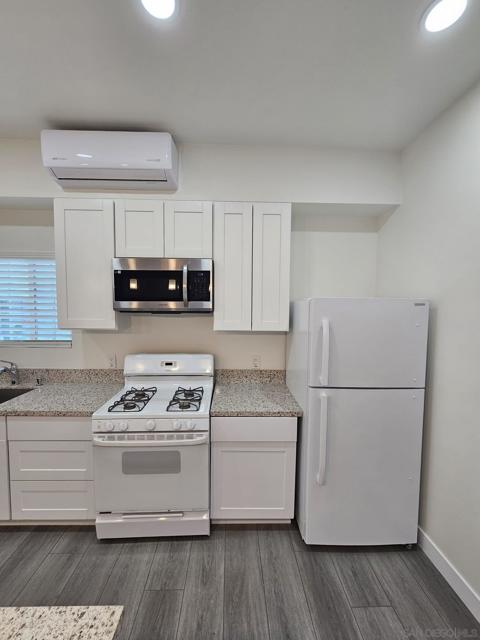 Image 3 of 14 For 2702 Grove St  04