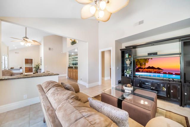 43512 Via Magellan Drive, Palm Desert CA: https://media.crmls.org/mediaz/1f4a1ecf-5492-4e3d-a8bb-66ab7b3fbac3.jpg