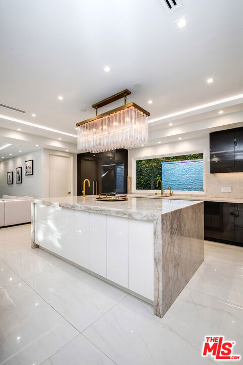 16601 Park Lane Circle, Los Angeles CA: https://media.crmls.org/mediaz/1f4d13e0-f2dd-45c7-8d63-fc68d60b81cd.jpg