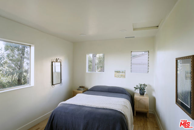 11764 Laurelcrest Drive, Studio City CA: https://media.crmls.org/mediaz/1f4d3e5d-ad3b-4bde-b244-5fa93d36e6ef.jpg