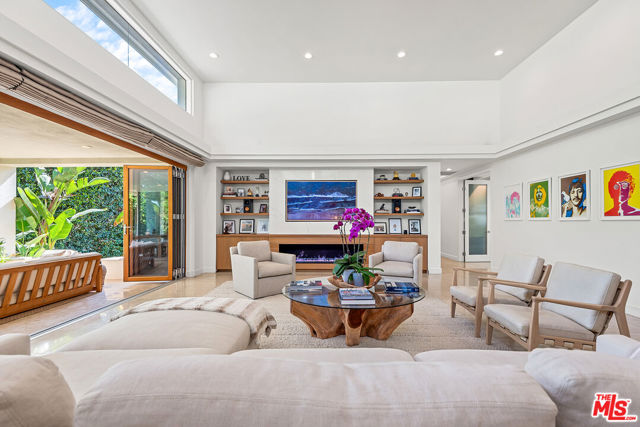 10424 Valley Spring Lane, Toluca Lake CA: https://media.crmls.org/mediaz/1f4da7c3-4174-476e-a6e6-ab6311dcac6a.jpg