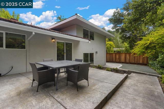 2027 Mohawk Dr, Pleasant Hill CA: https://media.crmls.org/mediaz/1f4e88bf-2c54-4809-92d0-61a8ed8d0b20.jpg
