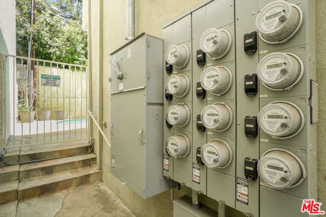 8231 De Longpre Avenue, West Hollywood CA: https://media.crmls.org/mediaz/1f4ef816-5fb2-446a-8c16-99b244c4b517.jpg