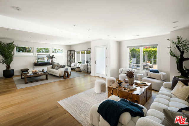2612 Wallingford Drive, Beverly Hills CA: https://media.crmls.org/mediaz/1f5095ab-0bce-472e-8224-0be6ffd00a63.jpg