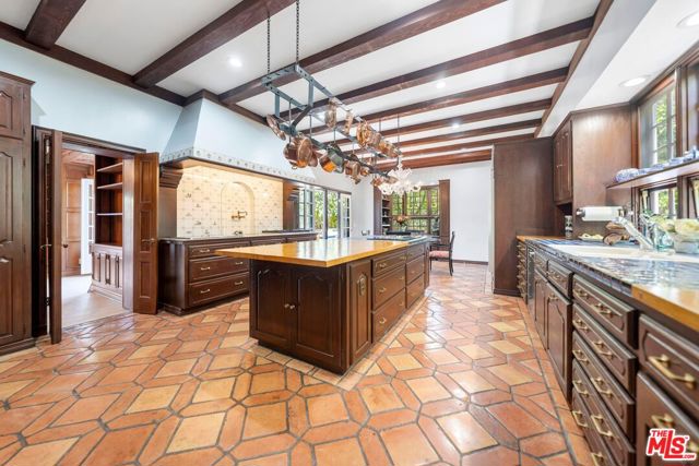 1004 N Beverly Drive, Beverly Hills CA: https://media.crmls.org/mediaz/1f513140-6c96-4d53-a6f3-41c2f0d00f25.jpg