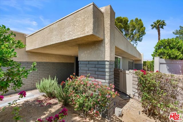 3072 Sunflower Circle, Palm Springs CA: https://media.crmls.org/mediaz/1f51710a-b53a-4484-9b7b-ceaf9331c961.jpg