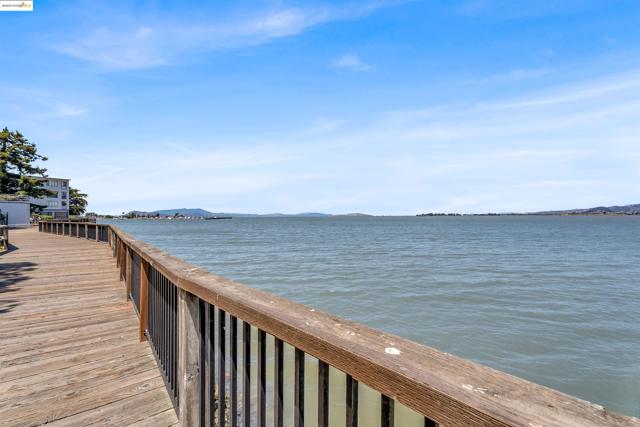 7 Commodore Dr, Emeryville CA: https://media.crmls.org/mediaz/1f525ad7-2e12-4907-905f-6a052d02d2fa.jpg