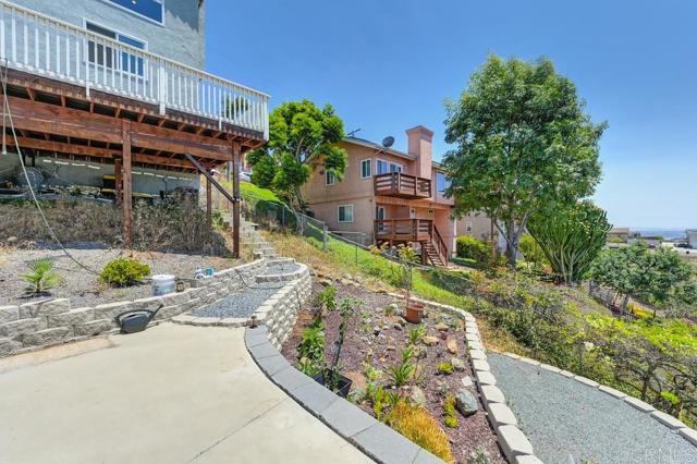1656 Maria Avenue, Spring Valley CA: https://media.crmls.org/mediaz/1f52fdae-1516-4f11-83e8-6a5768ebe023.jpg
