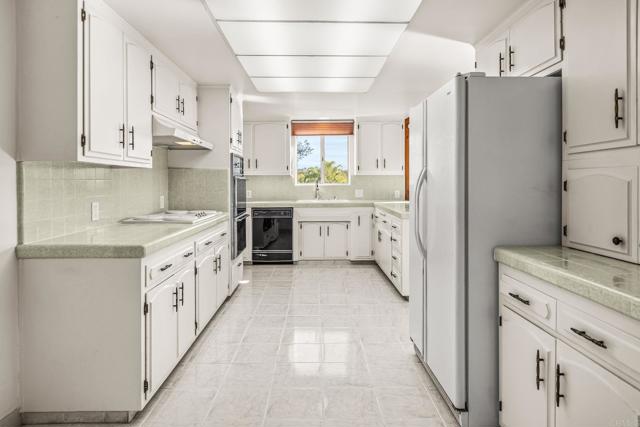 3925 Rogers Rd, Spring Valley CA: https://media.crmls.org/mediaz/1f5395eb-7b33-4cf2-a696-0edee35ab390.jpg