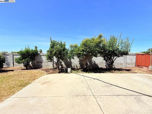 1322 Emerson Dr, Pittsburg CA: https://media.crmls.org/mediaz/1f53c53f-6718-4d7e-80a1-d217ba103697.jpg