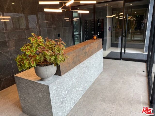 411 S Hamel Road, Los Angeles CA: https://media.crmls.org/mediaz/1f541ef2-fb64-4c0b-b172-f48c5bfbd65d.jpg