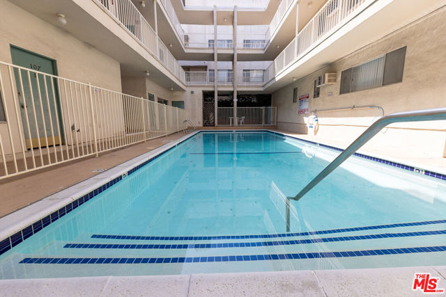 5330 Zelzah Avenue, Encino CA: https://media.crmls.org/mediaz/1f54b74a-e0e4-4a54-b6b9-5e6a9e2ac466.jpg